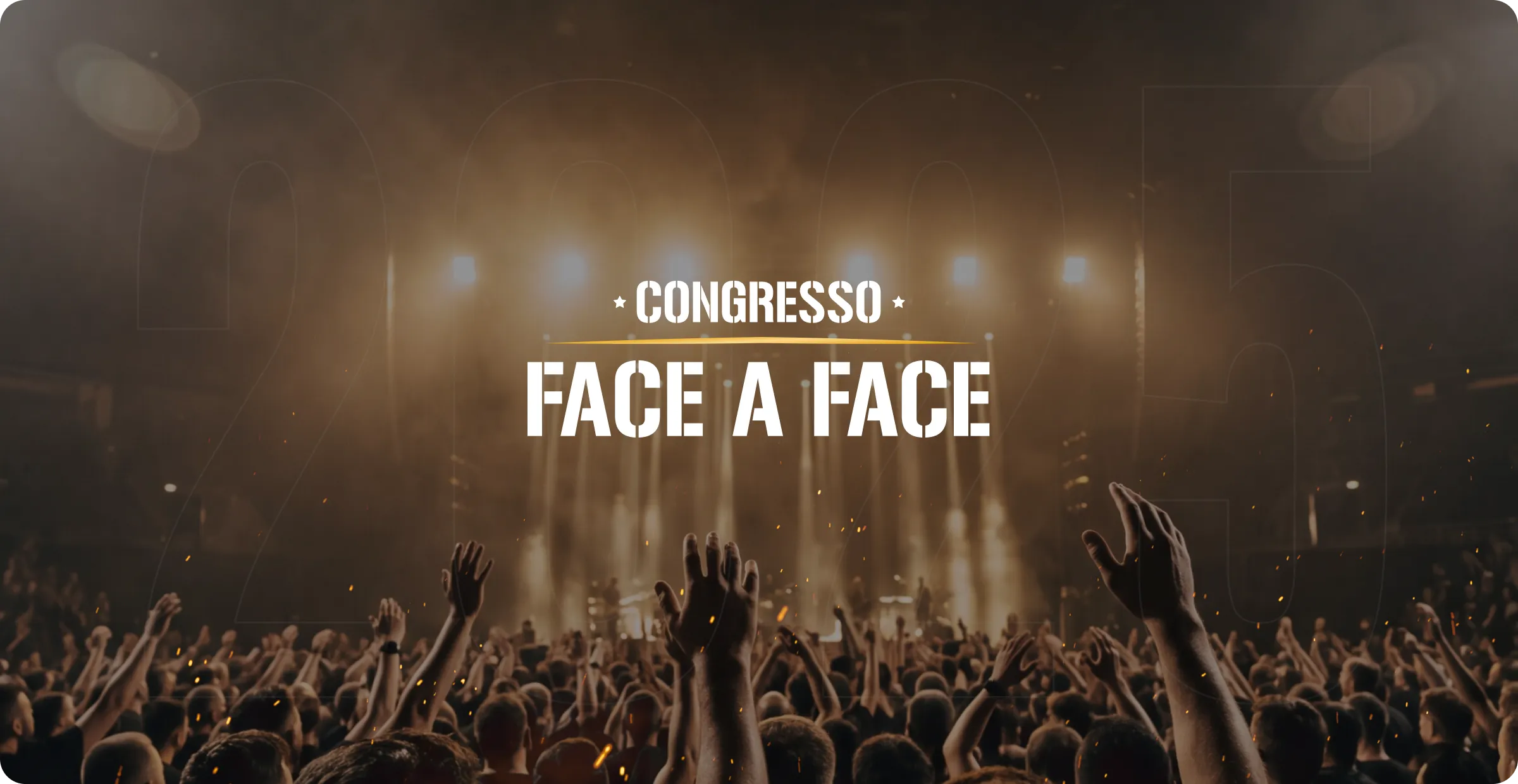 Plateia do 1º Congresso Face a Face com as mãos erguidas